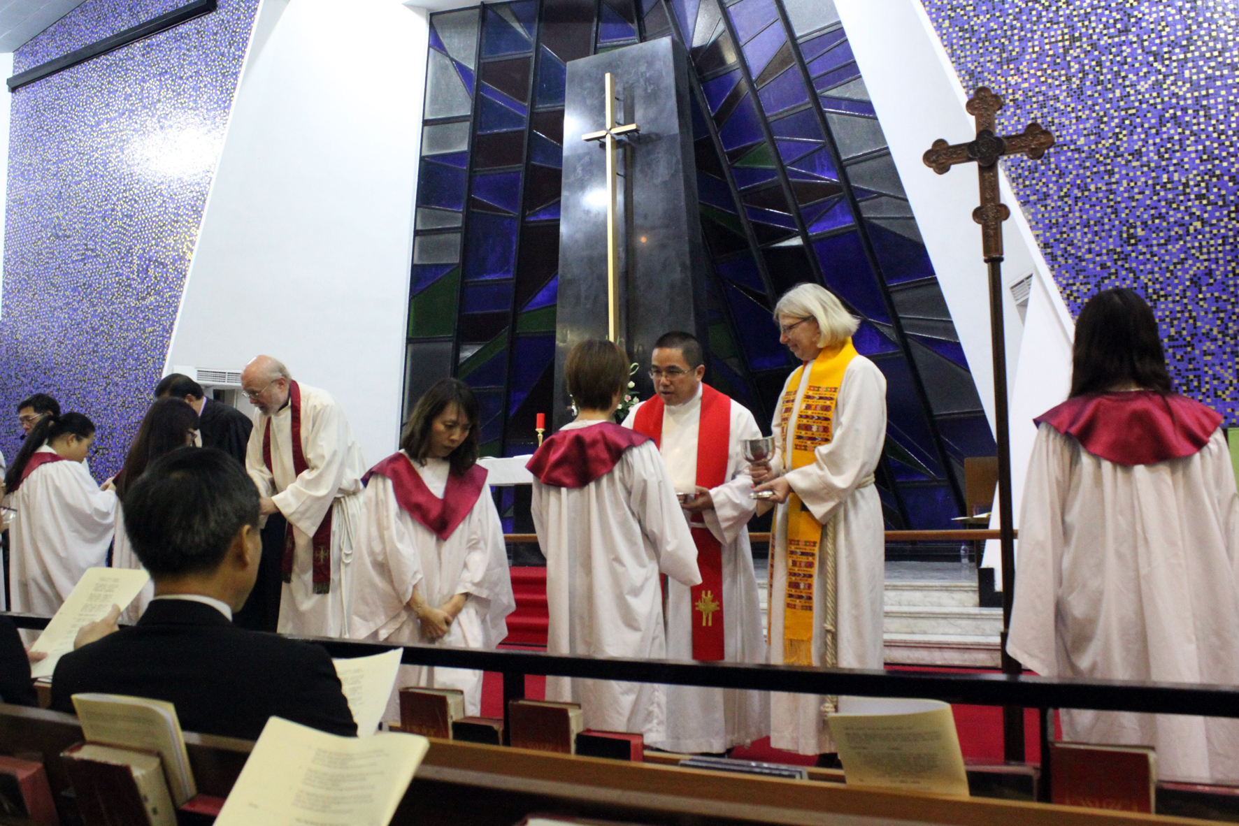 Seminaarin työntekijät jakoivat ehtoollista Hongkongin luterilaisen seminaarin 100-vuotisjuhlavuoden päätösmessussa. Kuva Nele Borchardt