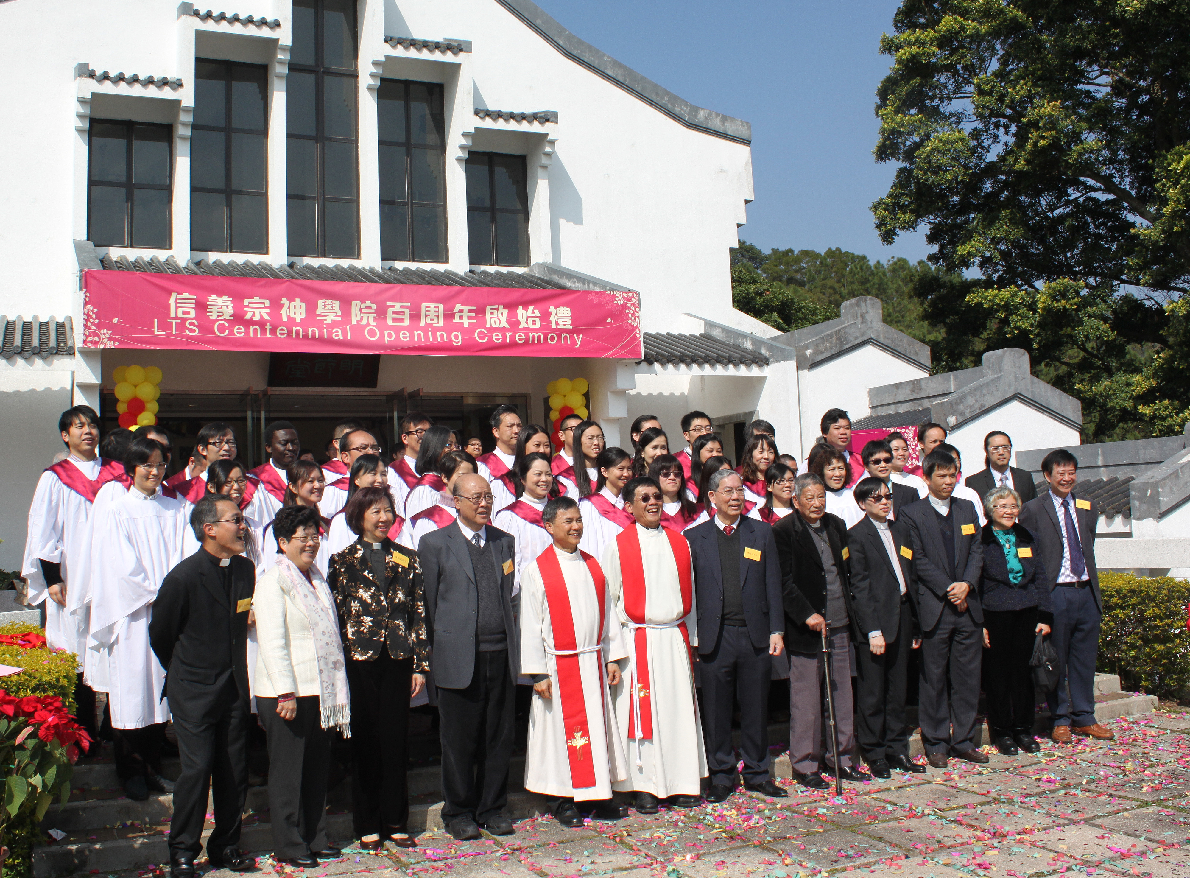 Juhlajumalanpalveluksen jälkeen. Eturivissä kolmas vasemmalta Hongkongin evankelisluterilaisen kirkon piispa pastori Chan Kin Lai