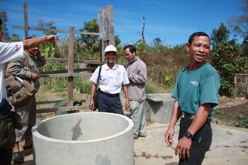 Pao Mang on itse kaivanut kaivon ja rakentanut pumpun