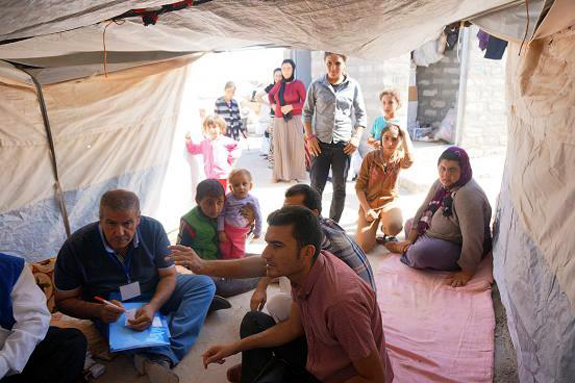 LML:n työntekijät vierailevat pakolaisten luona ja arvioivat perheiden tarpeet. 650 perheelle mitoitetussa Khankin leirissä Mosulin pohjoispuolella asuu yli 2 000 perhettä. Perheissä on keskimäärin kahdeksan jäsentä