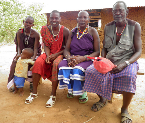 Blandina Mwalimu (toinen oikealta) osallistui naapurikylän jumalanpalveluksiin ja meni kasteelle. Uskon siemen kasvoi niin