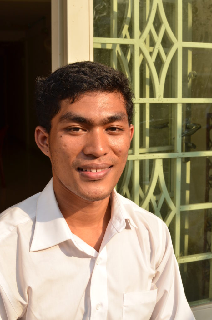 Kambodzhan pääkaupungissa Phnom Penhissä sijaitsevassa kirkon oppilaskodissa asuvat nuoret kokoontuvat useita kertoja viikossa yhteisiin iltahartauksiin. Kuva Joanna Lindén-Montes