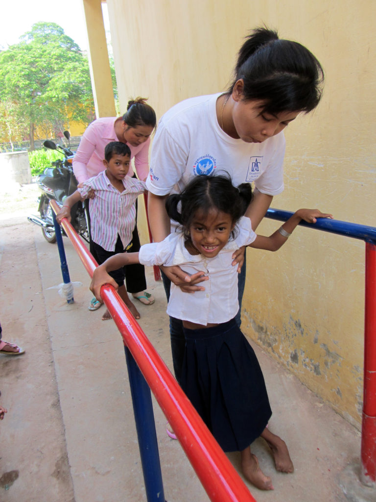 Matalan kynnyksen kotikuntoutusryhmät Kambodzhan maaseudulla tarjoavat vertaistukea ja kotikuntoutuksen ohjausta vaikeasta vammaisille lapsille ja heidän perheilleen. Kampotin maakunnan kylässä kokoontuu vammaisten lasten ja heidän perheidensä vertaistukiryhmä. Osallistujat vaihtavat kokemuksia ja oppivat kotikuntoutuksen alkeita.