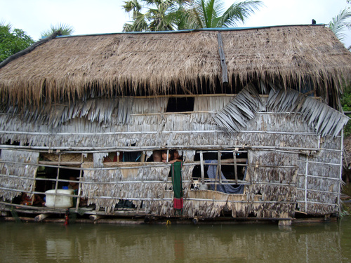 Kampong Thomin maakunnassa vesi nousi taloihin vielä marraskuun lopulla. Kuva Tauch Norneath/CWS