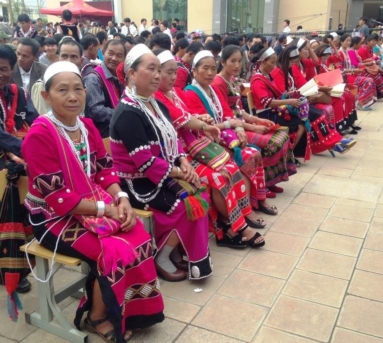 Yunnanin väestö edustaa 25:ttä eri etnistä ryhmää. Wa-kansan edustajat eri seurakunnista osallistuivat juhliin omissa kansallispuvuissaan.