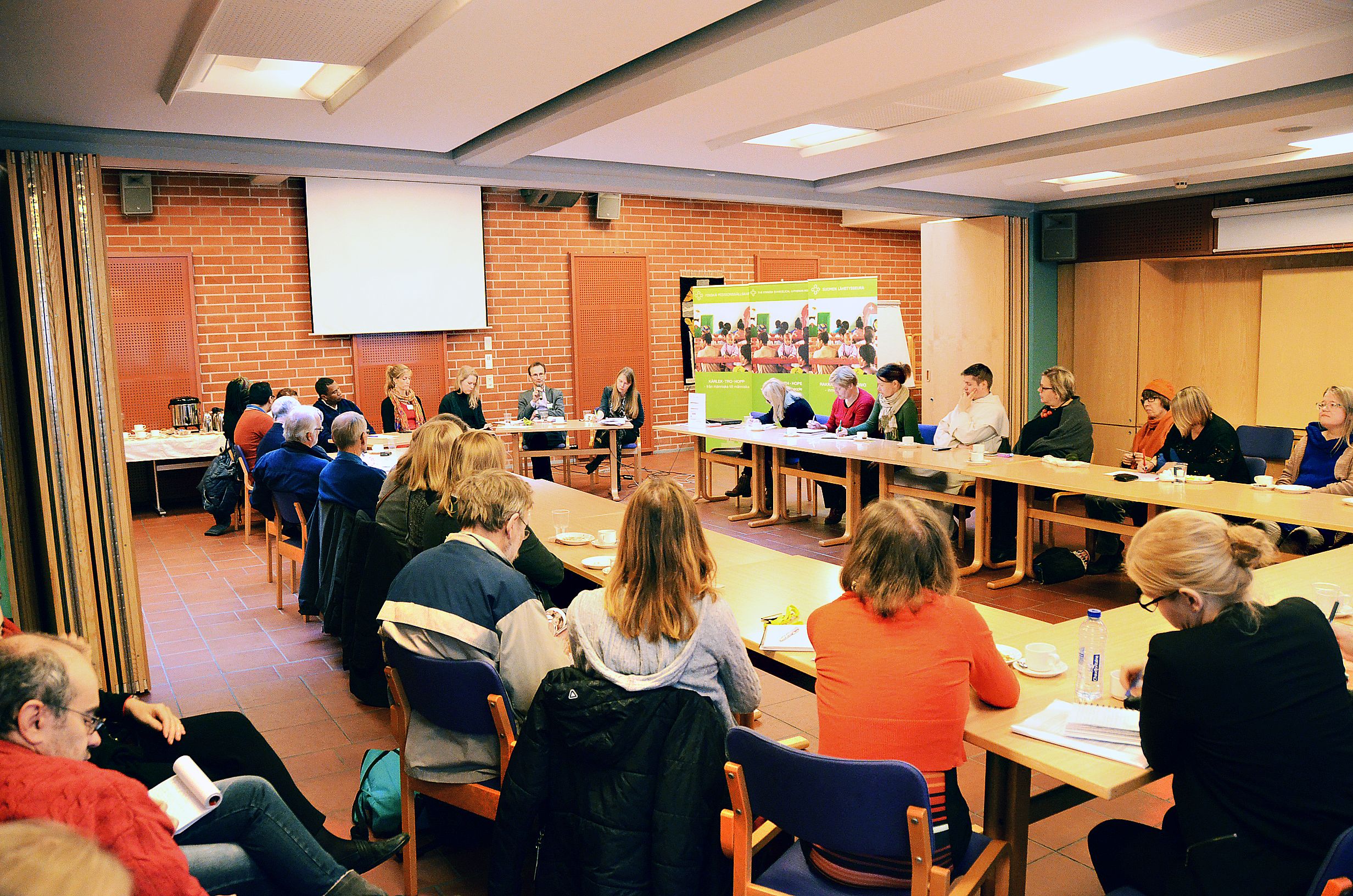 Kolumbiaa käsittelevä paneelikeskustelu järjestettiin Lähetysseuran tiloissa 24.10.2014. Kuva: Joanna Linden-Montes