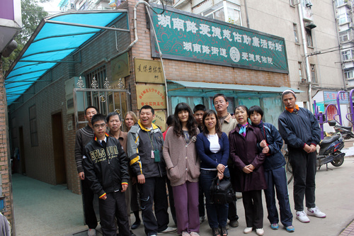 Kieu Anh (toinen vas.) vierailulla Amityn ylläpitämässä erityiskoulussa Nanjingissa. Koulun oppilaat tulevat köyhistä perheistä. Heillä on mahdollisuus osallistua perusopetuksen lisäksi ammatilliseen koulutukseen.