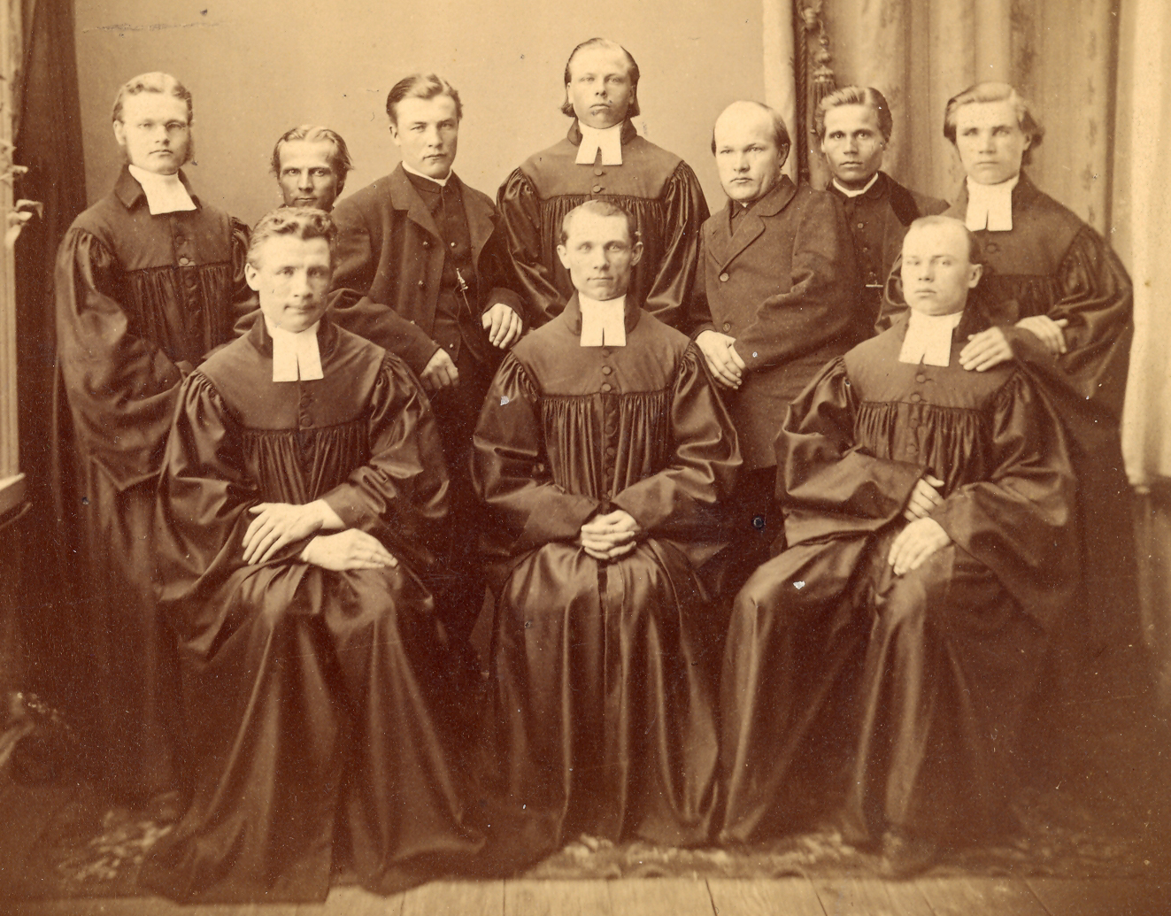 Ensimmäisen lähetyskurssin opiskelijat kurssin loputtua vuonna 1868:  Takana: K.E. Jurvelin