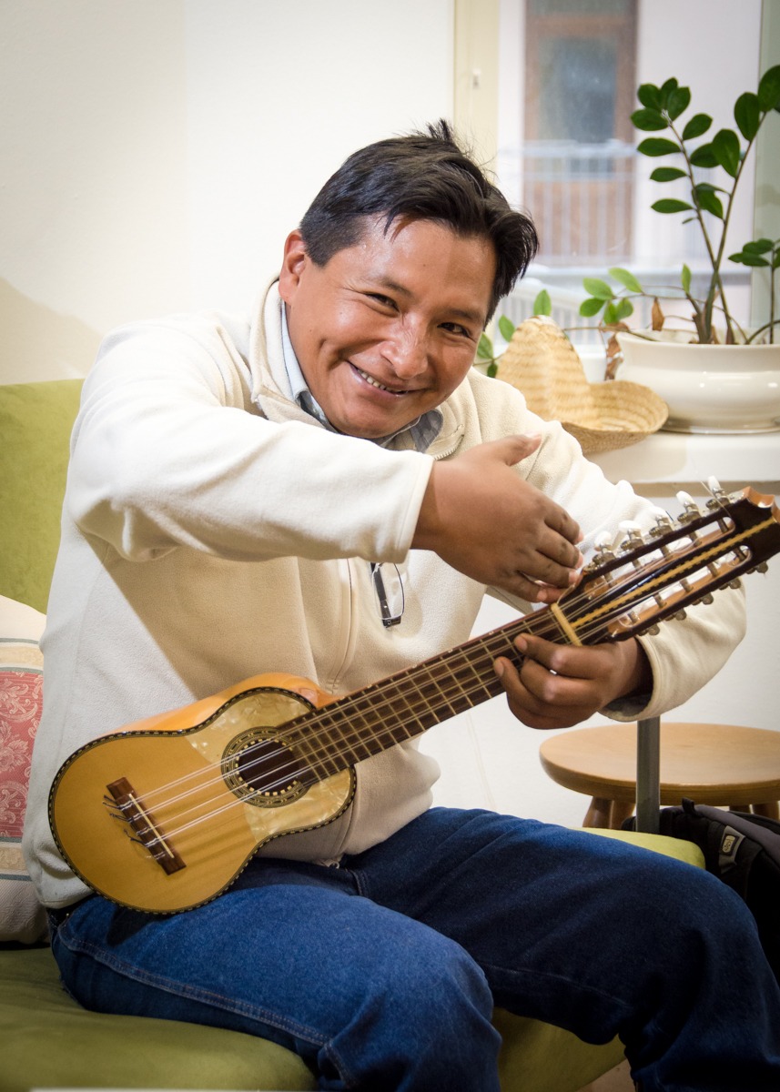 Luis Blanco soittaa charangoa sekä erilaisia huiluja sekä jumalanpalveluksessa että oman yhtyeensä kanssa.