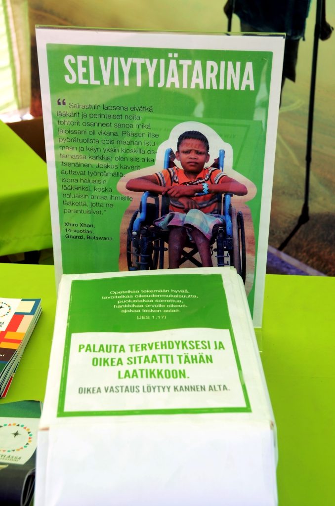 Sanna Sepponen ja Sonja Lehto avustivat Lähetysseuran teltalla Laura Meriläinen-Amaumoa ja Maria Palmusaarta pitämään esillä kehitysmaiden vammaisten ihmisten asiaa.