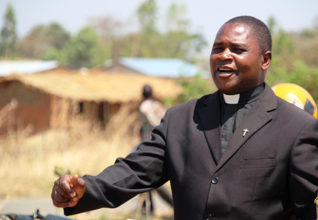 Lähetysseuran tuki Malawissa kohdistuu jatkossa pappien kouluttamiseen. Pastori Evance Mphalasa on toiminut jo pitkään kirkon nuorisotyön koorinaattorina. Nyt hän suorittaa Lähetysseuran stipendiaattina nelivuotista diploma-tason koulutusta Tumaini-yliopistossa Tansaniassa. Kuva Päivi Anttila