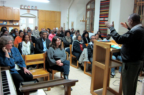 Etiopialaisseurakunta kokoontuu Shalhevetjah-keskuksen tiloissa Jerusalemissa. Puhumassa seurakunnan pastori Brille. Kuva: Matti Palmu
