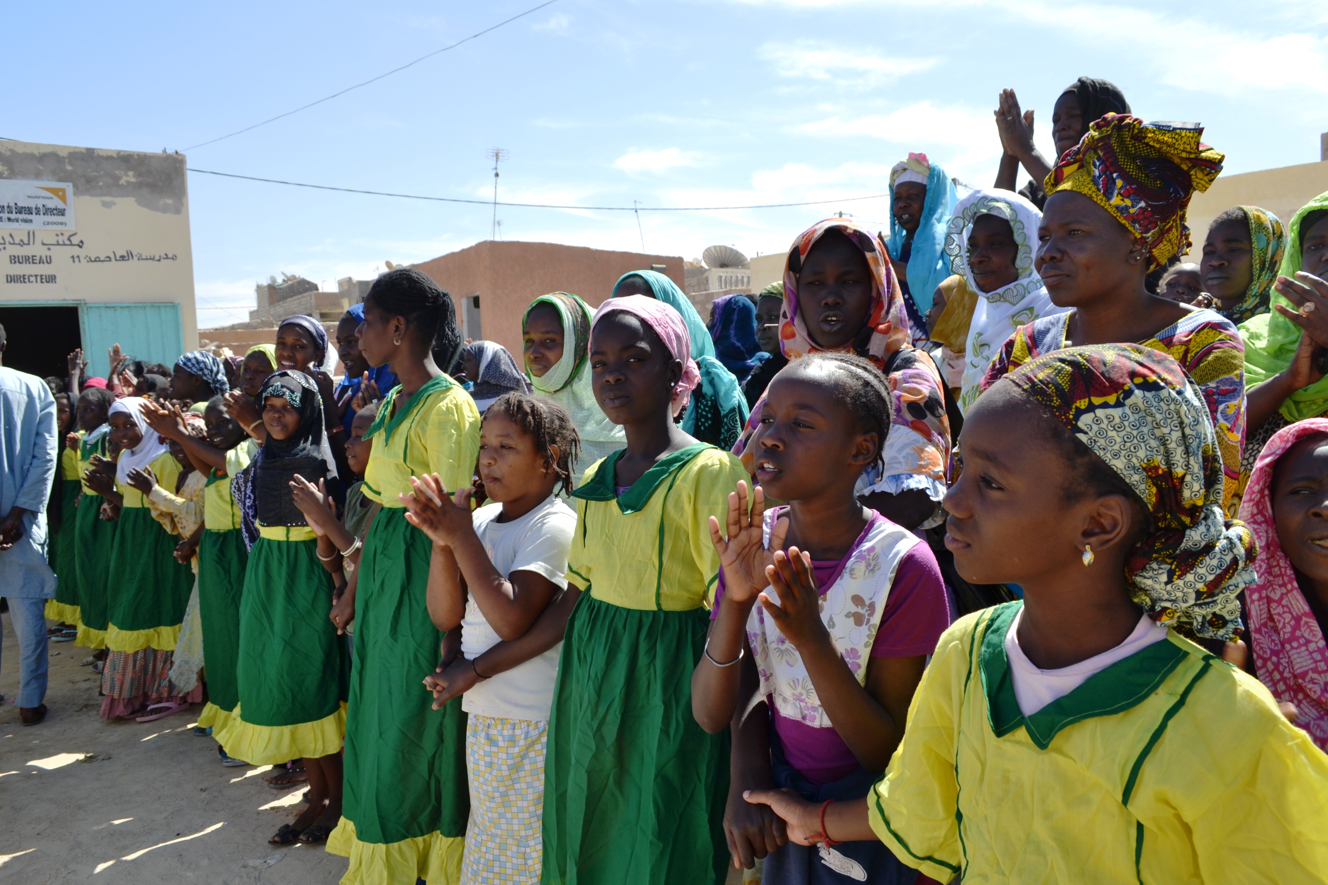 Sebkhan korttelin koulun oppilaat järjestivät kunniakujan kummihankkeeseen tutustumaan tulleille vieraille. Kaikki kummitukea saavat koulut sijaitsevat Nouakchotin köyhälistökortteleissa. Kuva Teija Laine
