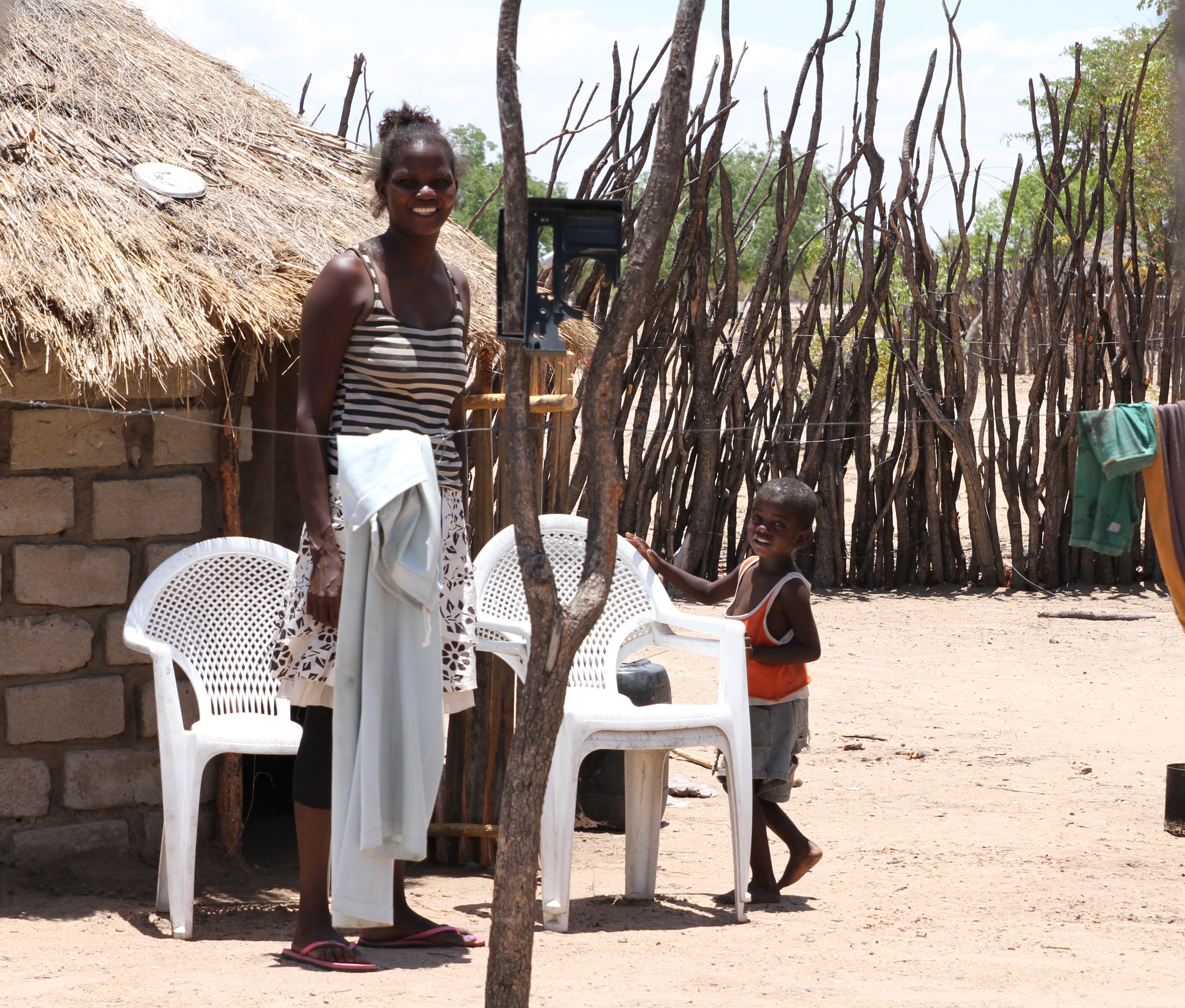  Luterilainen maailmanliitto käyttää Namibiassa käteisen rahan jakoon pohjautuvaa katastrofiavun mallia. Namibialainen Albertina Samuel perheineen kuuluu tuensaajien piiriin. Kuva Laura Meriläinen-Amaumo