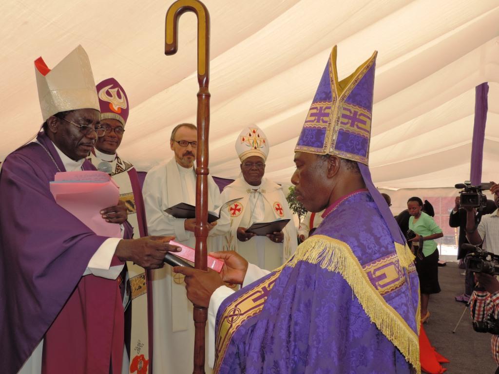 Veikko Munyikan piispaksi vihkimisen toimitti johtava piispa Shekutaamba V.V. Nambala avustajinaan mm. Thomàs Ndawanapo Angolan luterilaisesta kirkosta