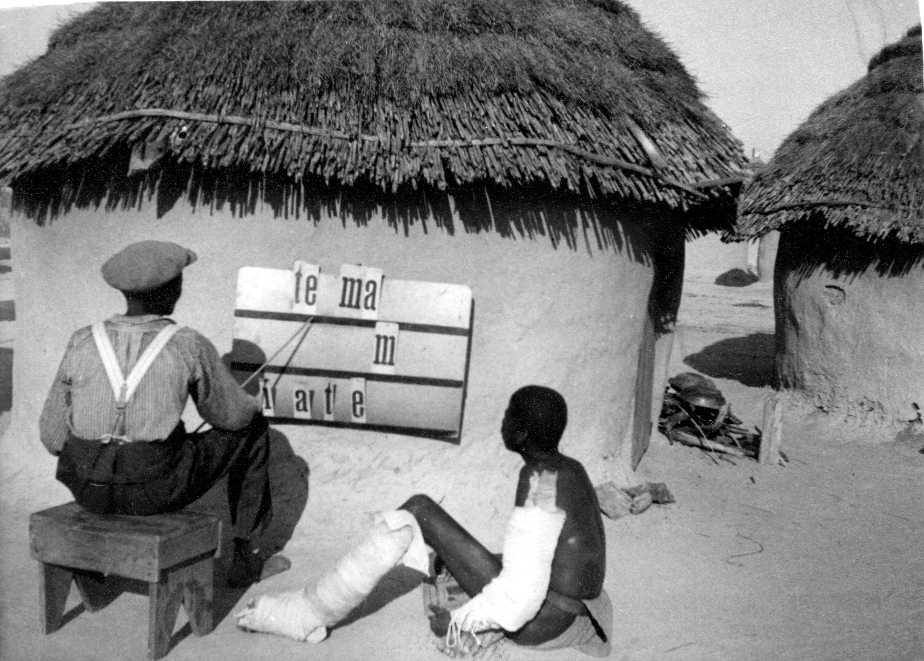 Lähetysseuran työntekijät aloittivat lukutaito-opetuksen nykyisen Namibian alueella 1800-luvun lopulla. Onandjokwen sairaalassakin on opetettu potilaita lukemaan. Kuva on arviolta 1930-luvulta. Kuva Museovirasto/Suomen Lähetysseuran kokoelmat