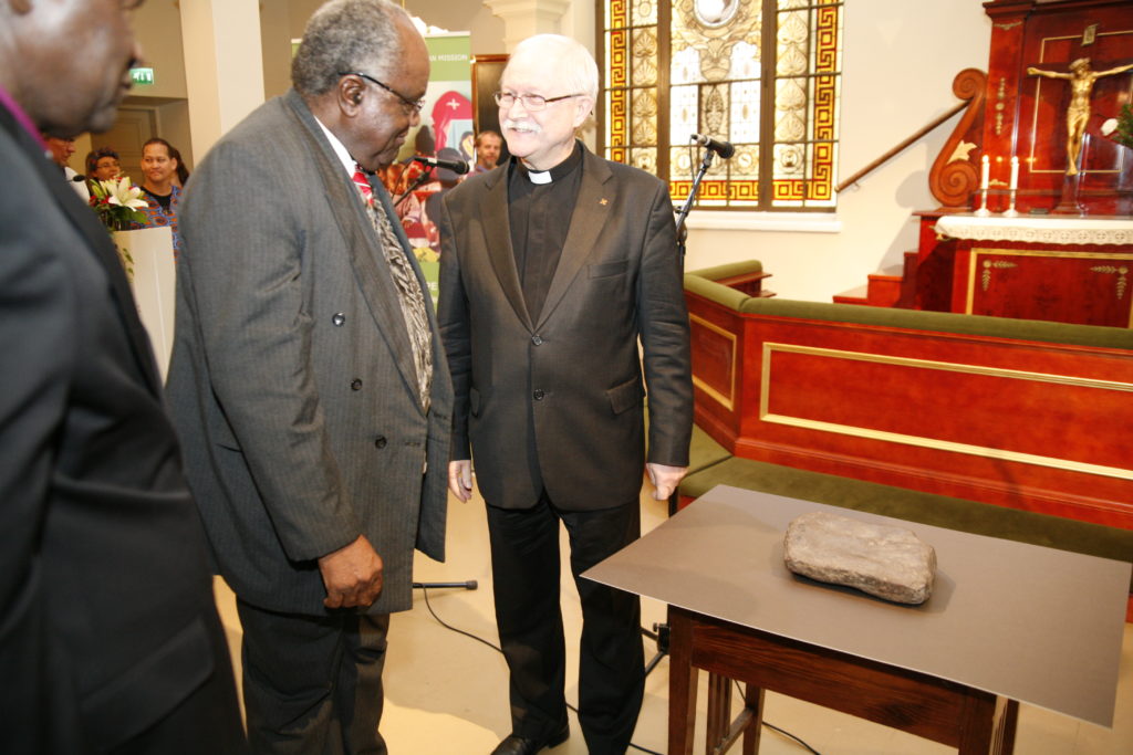 konstaterade president Hifikepunye Pohamba i sitt tal. Bredvid presidenten står biskopen för Namibias evangelisk-lutherska kyrka