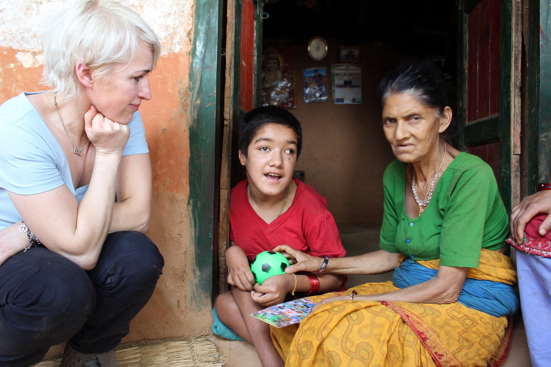 Anna Perho kävi Nepalissa tutustumassa Lähetysseuran työhön ja tapasi siellä mm. Binitan isovanhempineen. Kuva Nenäpäivä