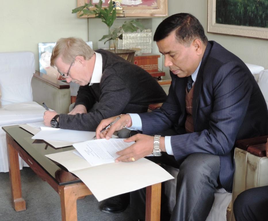 Uuden viisivuotissopimuksen allekirjoittivat Ben Westerling ja sosiaali- ja hyvinvointiosaston päällikkö Rabindra Kumar.