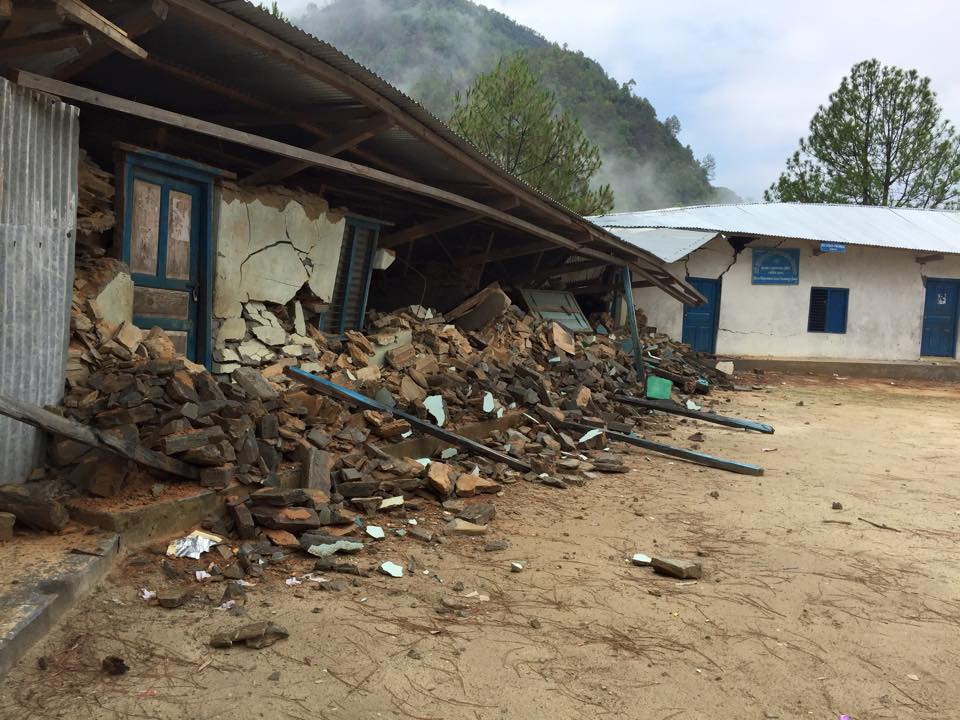 SAHAS-järjestön johtaja Surendra Shrestha kuvasi maanjäristyksessä rikkoontuneen koulun Dhadingin läänissä. Hänen tavoitteenaan on laittaa koulut kuntoon mahdollisimman pian ja tehdä niistä maanjäristyksen kestäviä. 