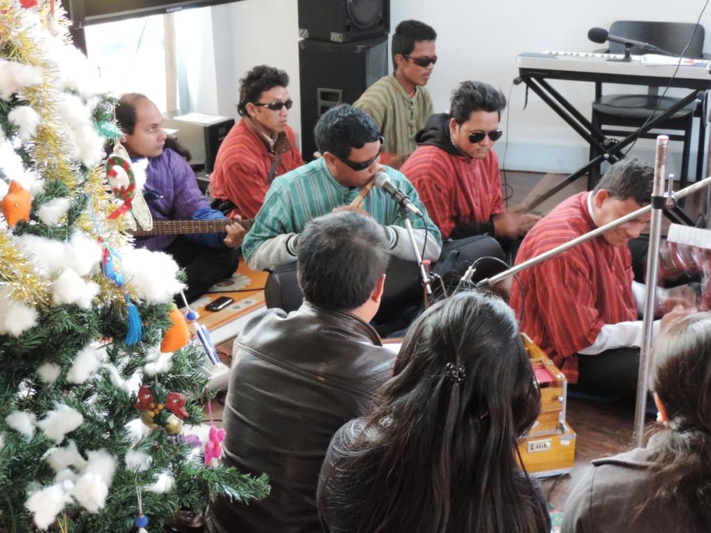 Tämän joulun keräysteemaan sopivasti Kathmandun Kauneimmat Joululaulut -tilaisuudessa esiintyi näkövammaisten orkesteri. Lähetysseuran kumppani