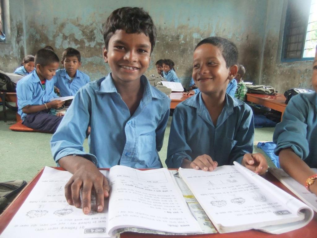9-åriga Maksud (till vänster) är glad över att få gå i en skola som har barnvänliga undervisningsmetoder och där det också ges undervisning på det egna modersmålet. Finska Missionssällskapet stöder utbildningsprojekt i Nepal med insamlade medel från Näsdagen. Foto: United Mission to Nepal