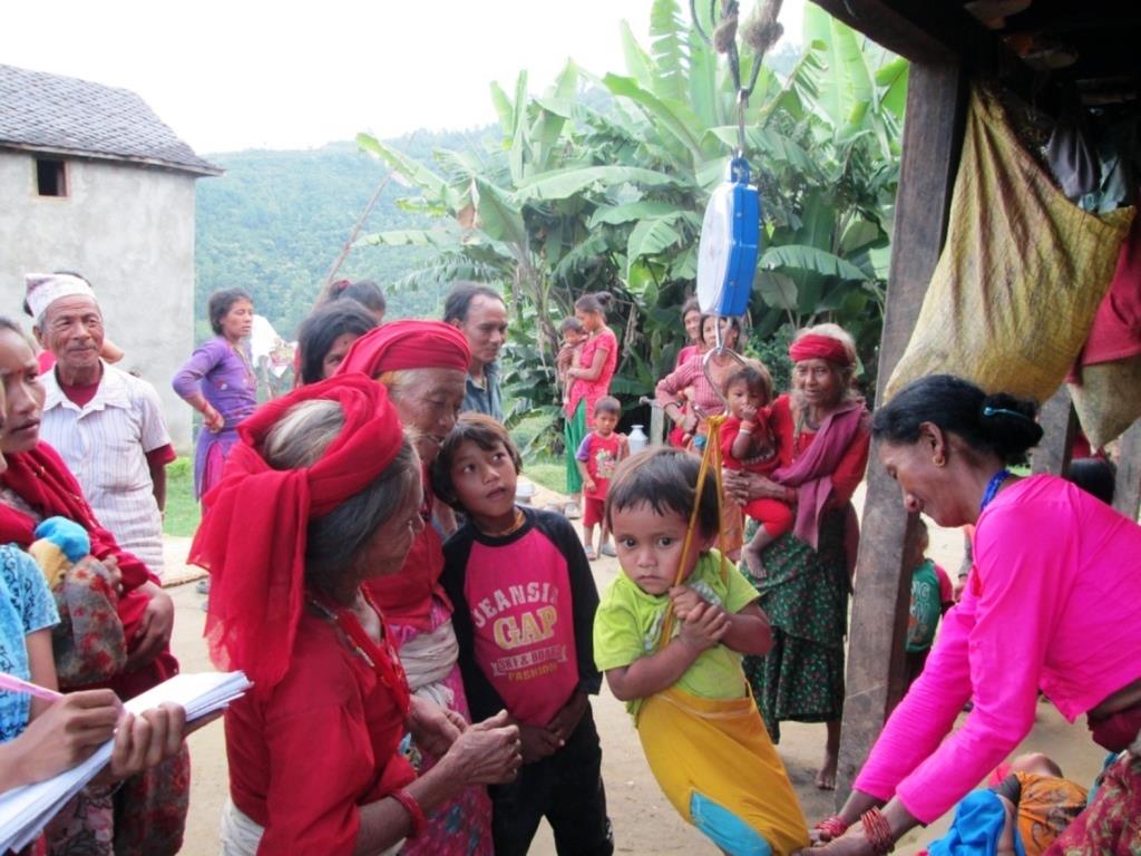 Lähetysseura kohdistaa Nenäpäivä-tukea Nepaliin mm. äitien ja lasten hyvinvoinnin parantamiseen. Menossa on alle 5-vuotiaiden lasten painonkehityksen tarkkailu Gajurin kylässä Dhadingin läänissä. Kuva Shanti Nepal