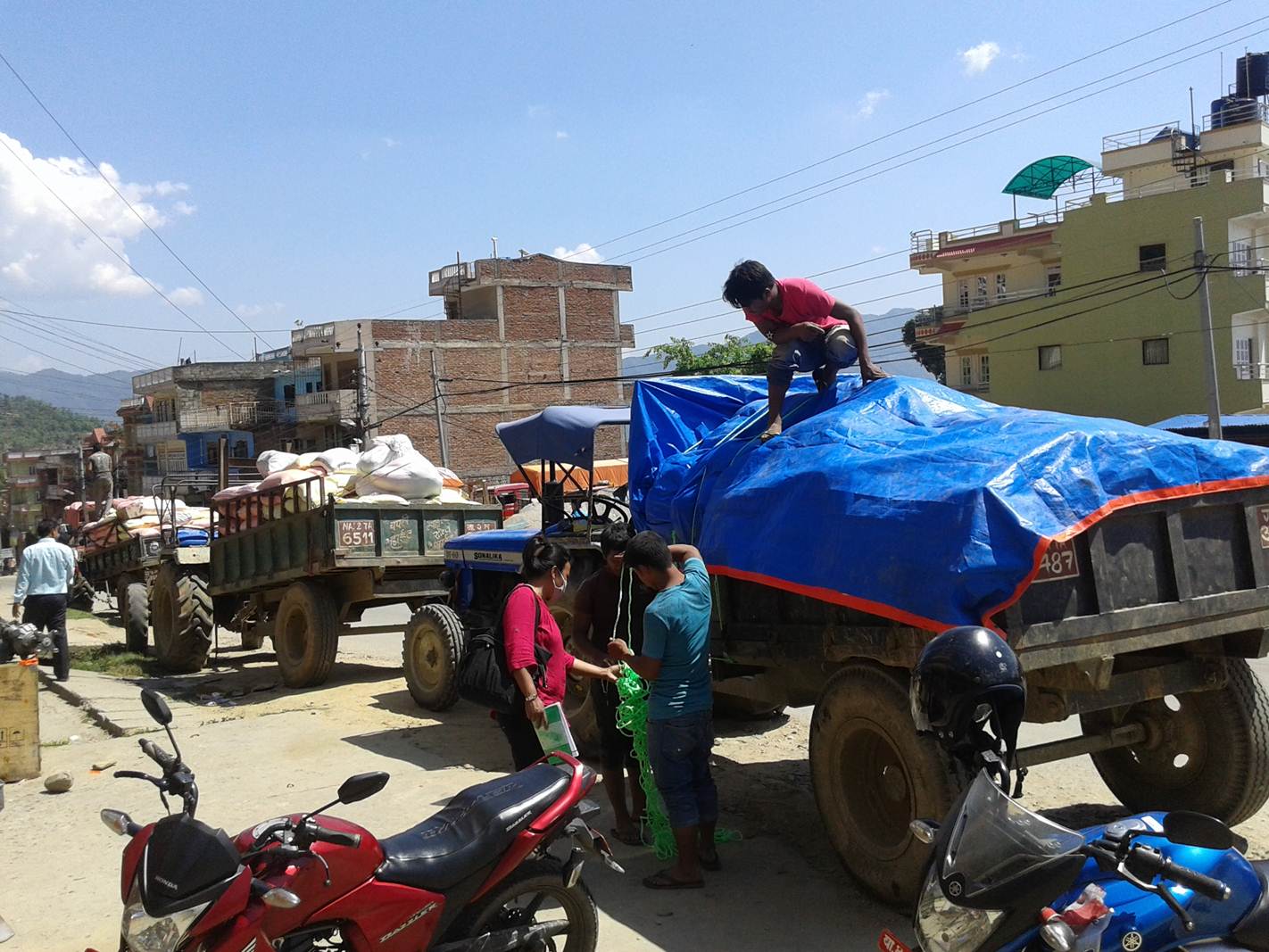Lähetysseuran yhteistyökumppanin SAHAS Nepalin projektikoordinaattori Sanjib Pariyar kirjoittaa Gorkhasta: Jaoimme tänään 500 säkillistä riisiä. Kuvassa olemme lastaamassa säkkejä traktoreiden lavalle. Kuva: Sanjib Pariyar