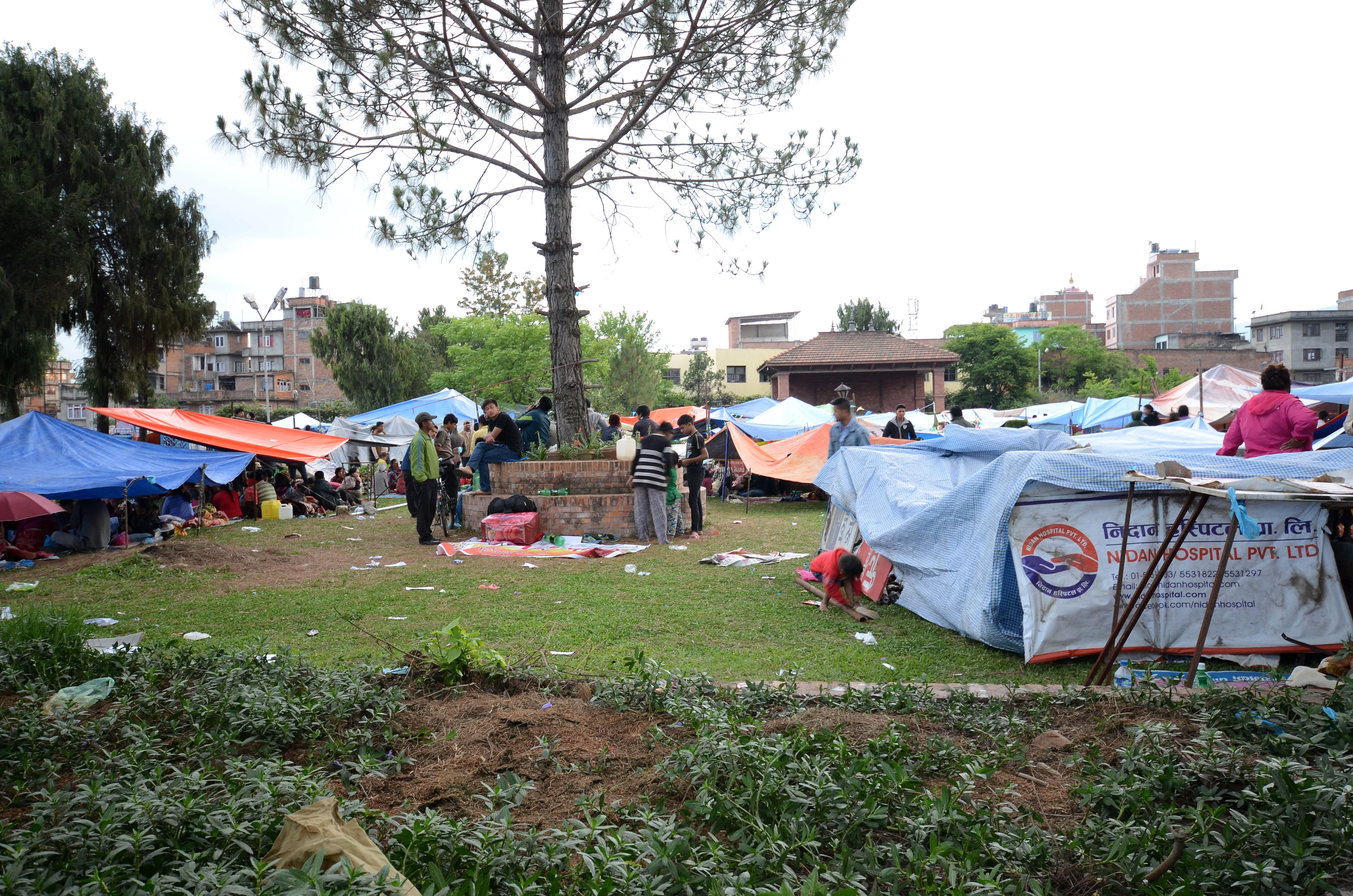 Sadattuhannet nepalilaiset ovat menettäneet kotinsa maanjäristyksessä. Telttojen lisäksi he tarvitsevat vettä