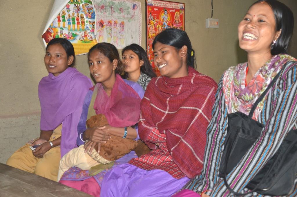 Naisryhmien tapaamisissa entiset sissit oppivat niin yhteistyö- kuin konfliktinratkaisutaitoja ja saavat koulutusta ja tukea toimeentulomahdollisuuksiensa parantamiseen. Edessä vasemmalla maoistien joukoissa taistelleet Neina Chaudhary ja Sanju Chaudhary