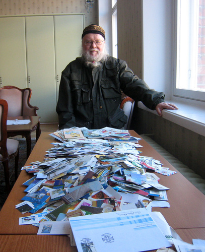 Lähetysseura myy edelleen postimerkkejä huutokaupassa kolme kertaa vuodessa. Kuva: Raija Kotaviita
