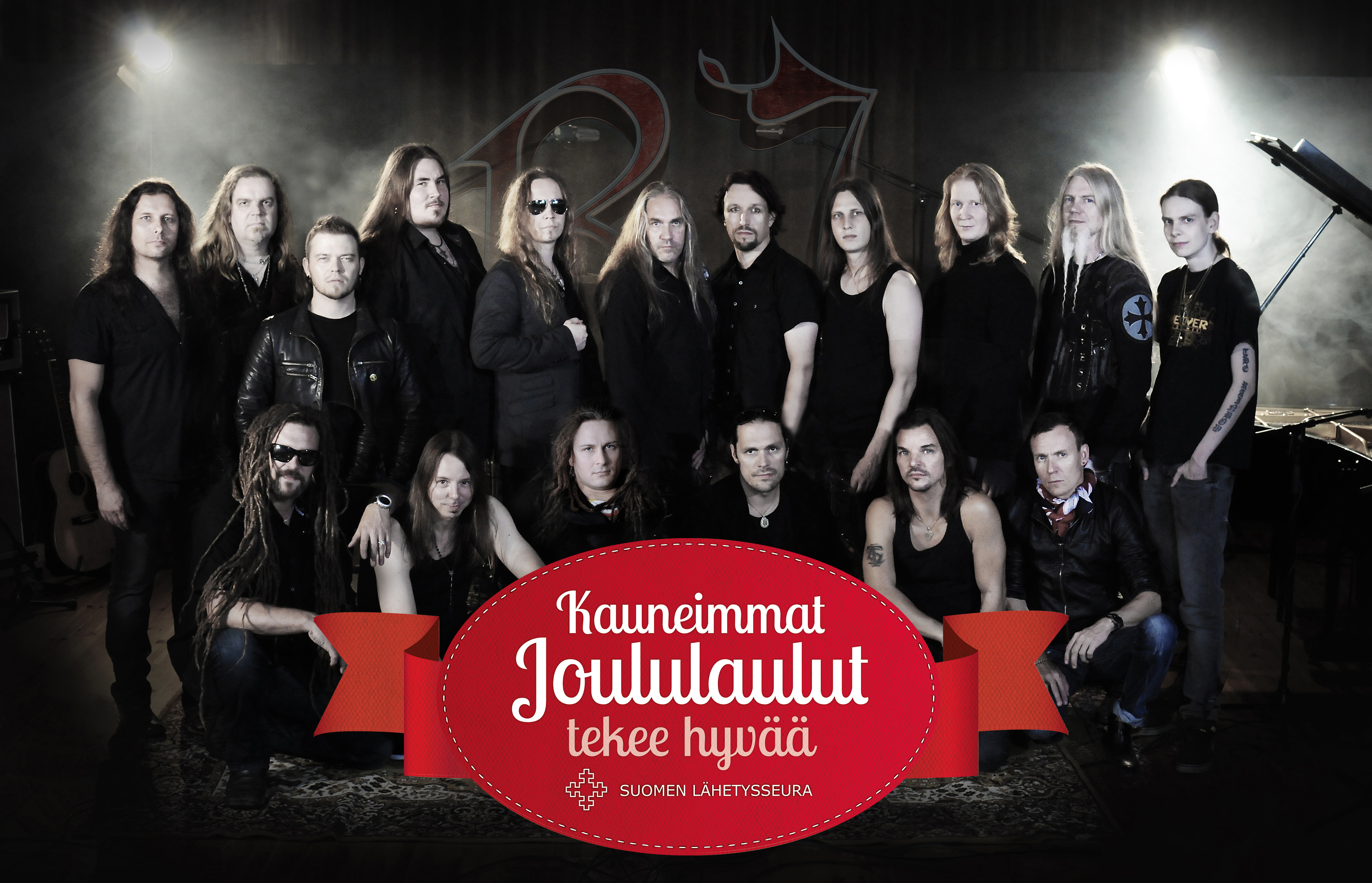 Kauneimpia Joululauluja -yhteistyössä mukana Raskasta Joulua -metallimuusikot. Takarivissä vasemmalta Pasi Rantanen
