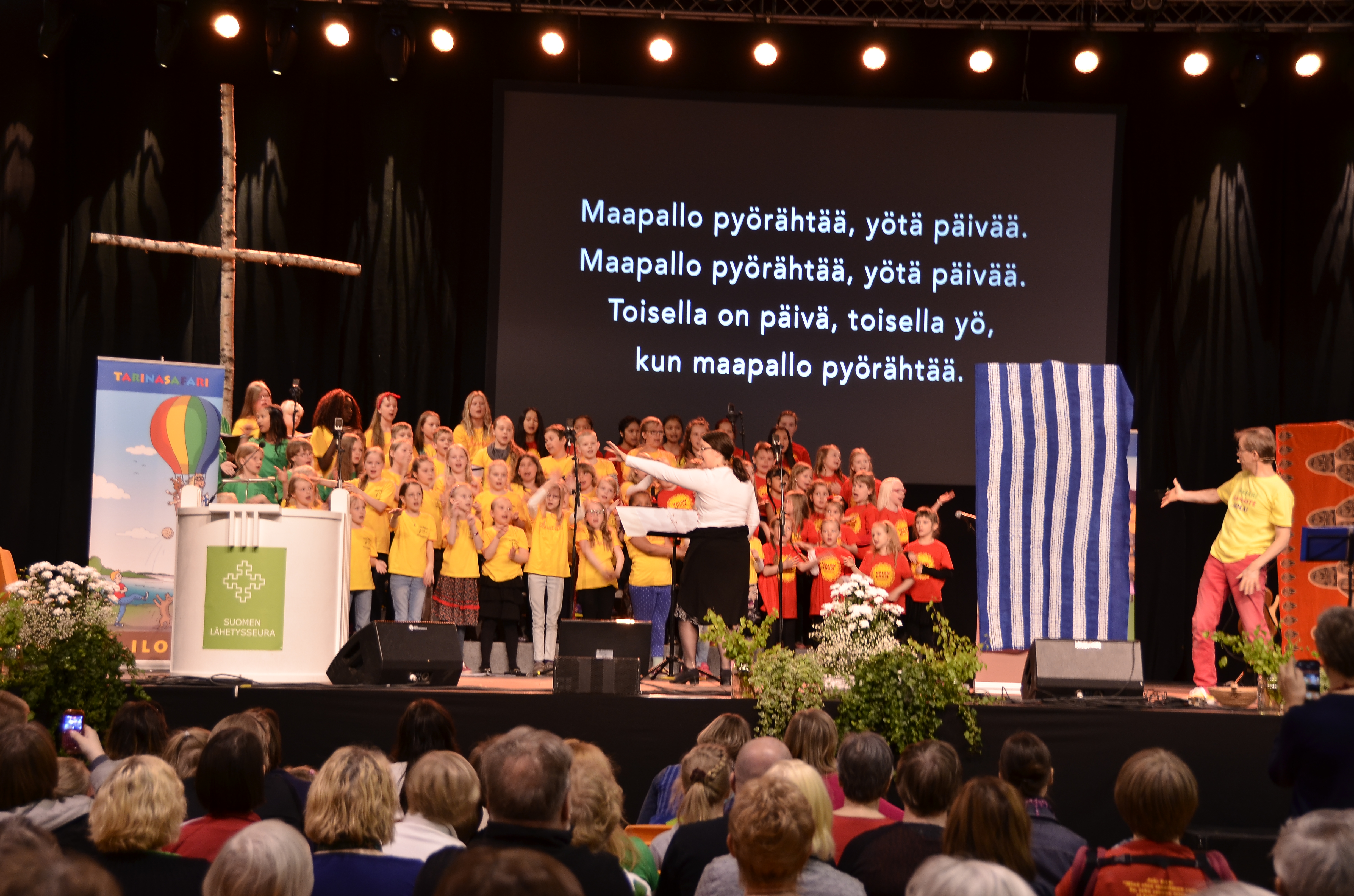 Jukka Salmisen Tarinasafari kertoi lähetystyöstä lauluin ja tarinoin niin lapsille kuin vähän varttuneemmillekin lähetysjuhlavieraille.