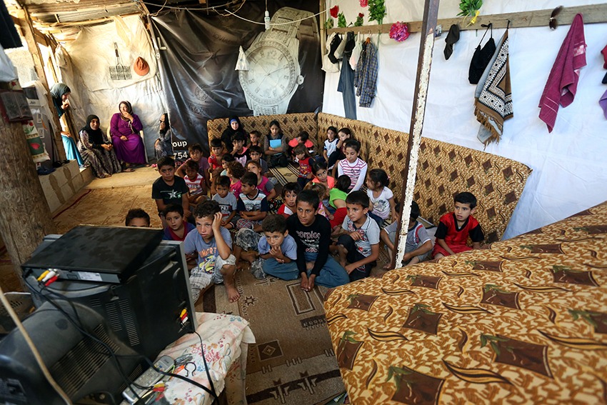 Pakolaisleireillä lapset kokoontuvat usein yhteen katsomaan ohjelmaa ja mukana on äitejäkin. YK:n pakolaisjärjestön mukaan lähes puolet kouluikäisistä pakolaislapsista ei saa minkäänlaista koulutusta. Libanonissa
