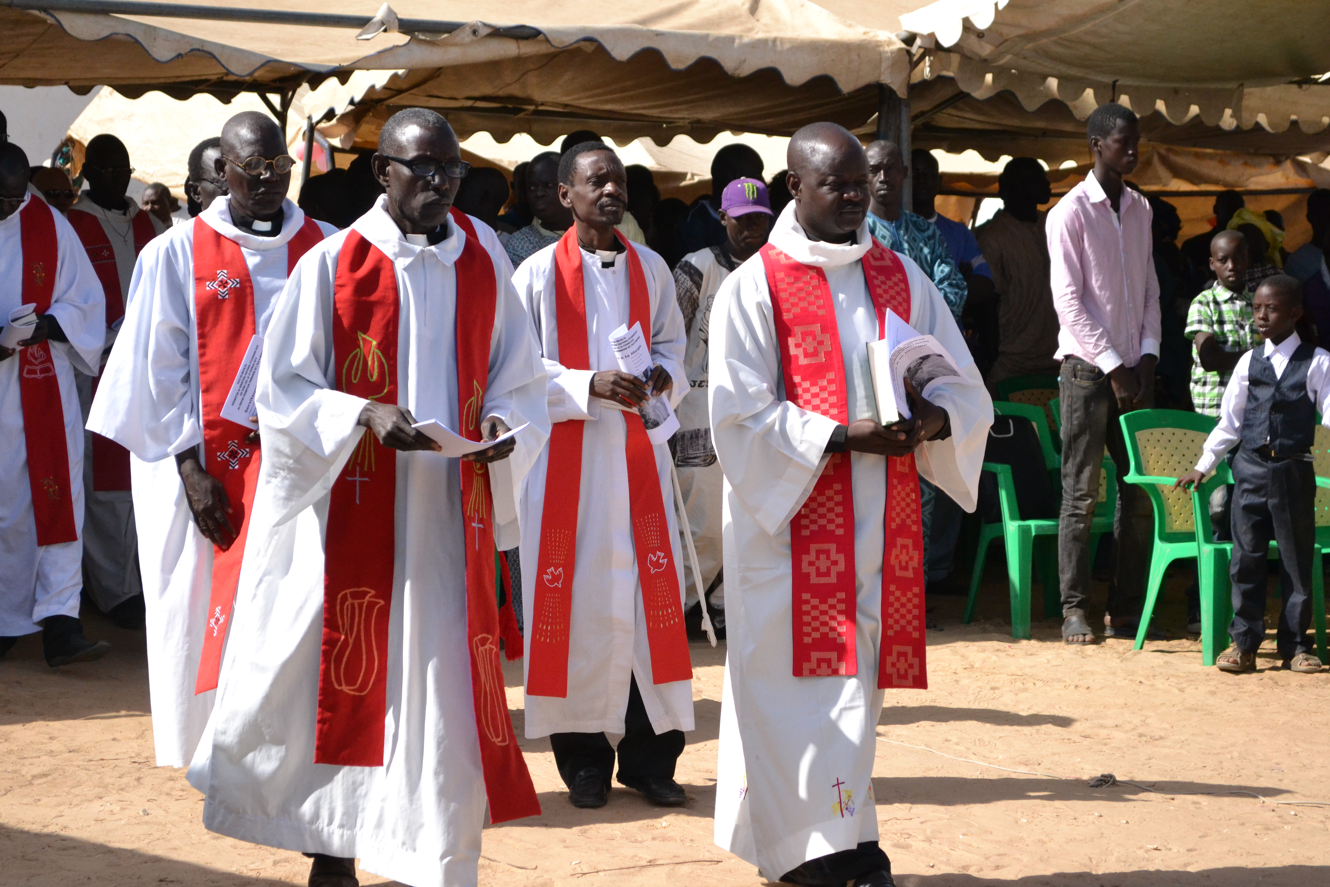 Senegalin kirkon papit tulevat juhlakulkueessa. Etualalla pastorit Ndeb Diouf