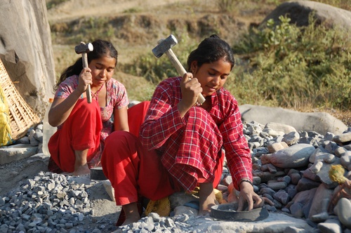 Siskokset Sita (18) ja Pamba (19) ovat Nepalin alakastisia. He ovat hakanneet kiviä rakennusteollisuuden käyttöön 6-vuotiaasta asti. Koulua he eivät ole käyneet. Päivä alkaa puoli seitsemältä kivien nostamisella joesta