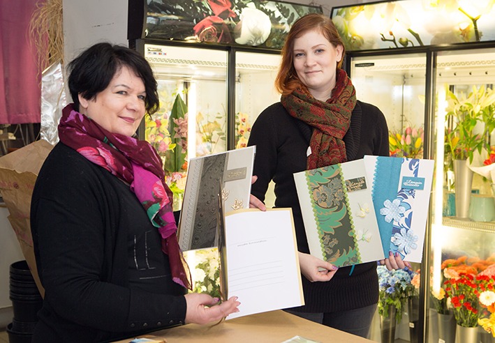 Liisa ja Anni Toikka pitävät Kouvolassa Kukkalinja-nimistä kukkakauppaa. He tekevät itse adresseja