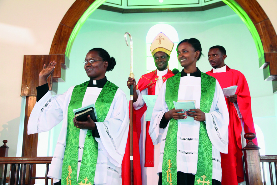 Tansanian Victoriajärven itäisen hiippakunnan ensimmäiset naispapit Julia Gabriel Mutungi ja Mimii Brown opiskelivat kirkon Tumaini-yliopistossa. Kuva Erne Hakala
