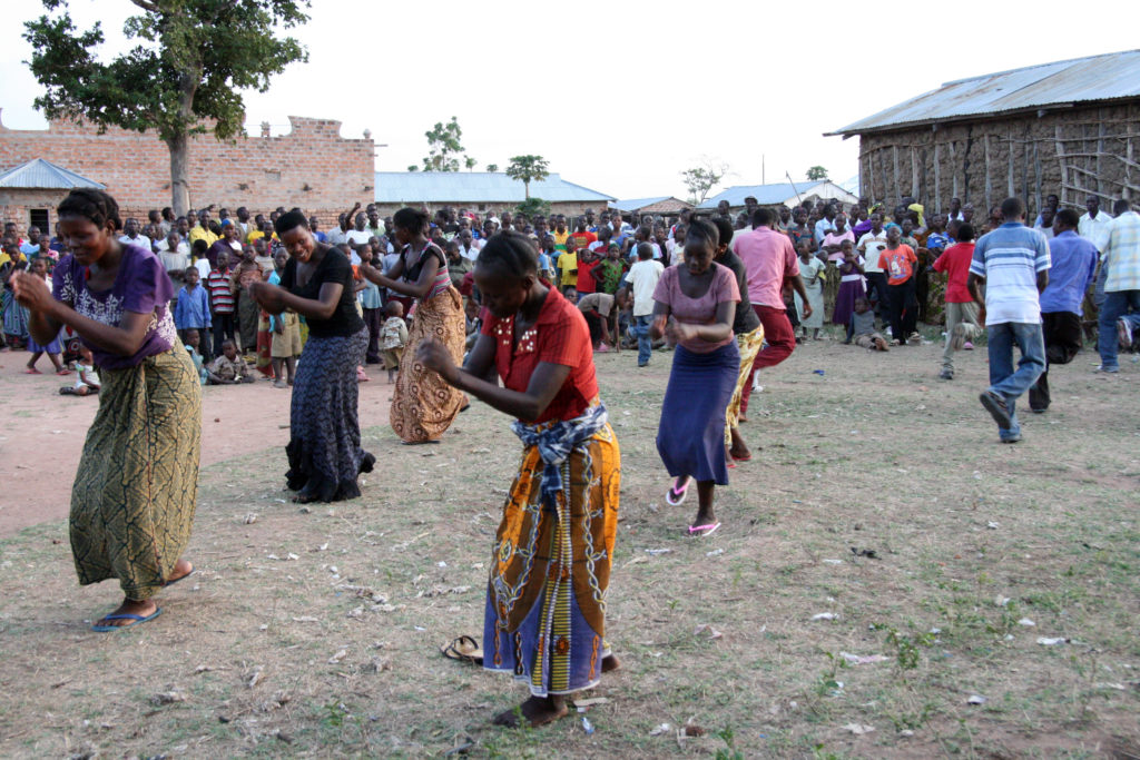 Laulu ja tanssi ovat myös evankeliointityön keinoja. Evankeliointitapahtuma Lulembelan kylässä Tansanian Victoriajärven itäisessä hiippakunnassa. Kuva Kirsi Elo