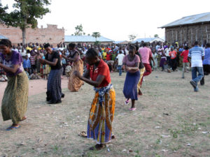 Laulu ja tanssi ovat myös evankeliointityön keinoja. Evankeliointitapahtuma Lulembelan kylässä Tansanian Victoriajärven itäisessä hiippakunnassa. Kuva Kirsi Elo