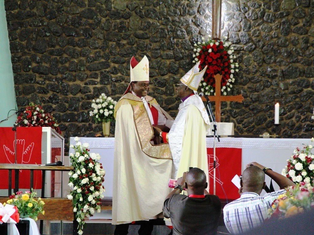 Väistyvä johtava piispa Alex Malasusa luovutti vetokapulan Fredrik Shoolle. Tansanian ev.lut. kirkossa on 24 hiippakuntaa.