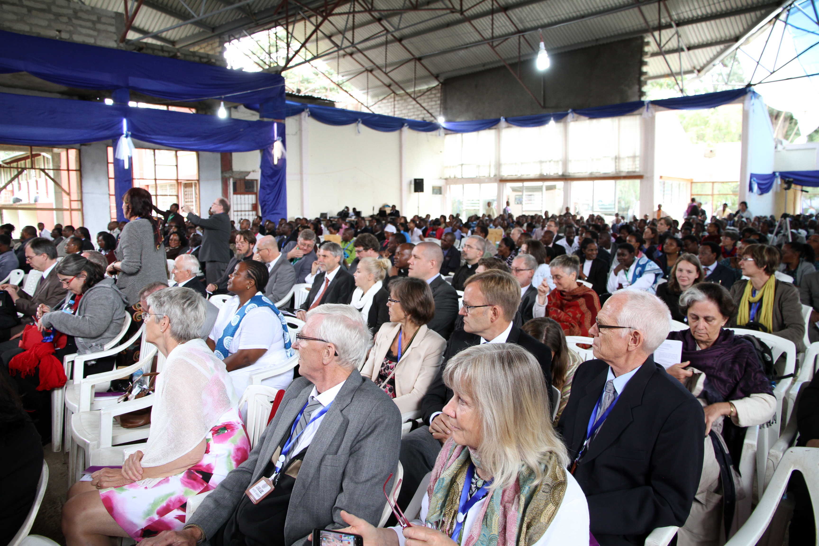 Tansanian ev.lut. kirkon 50-vuotisjuhlallisuudet kokosivat laajan vierasjoukon eri puolilta maailmaa Makumiraan. Kuva Visa Kuusikallio