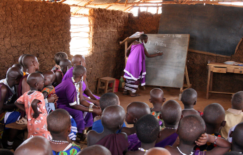 jossa lapset voisivat opiskella omalla äidinkielellään. Ensimmäisenä vuonna esikoulussa oli yli 70 oppilasta. Vanhimmat heistä ovat aloittaneet nyt swahilinkielisen alakoulun. Kuva Oskari Holmström.