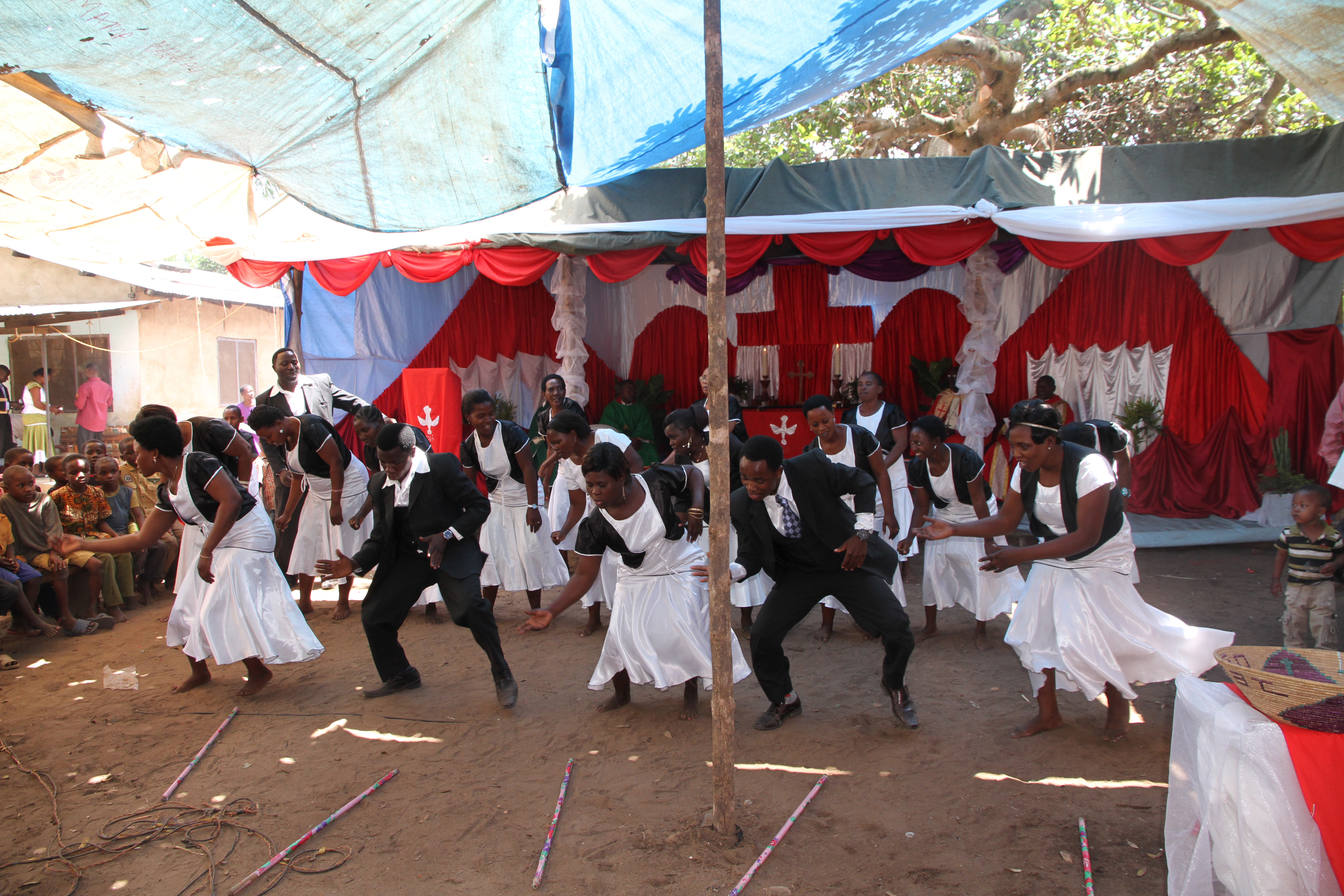 Muutaman kilometrin päässä sijaitsevan Mtibwan kuoro esiintyi juhlassa vauhdikkaasti.