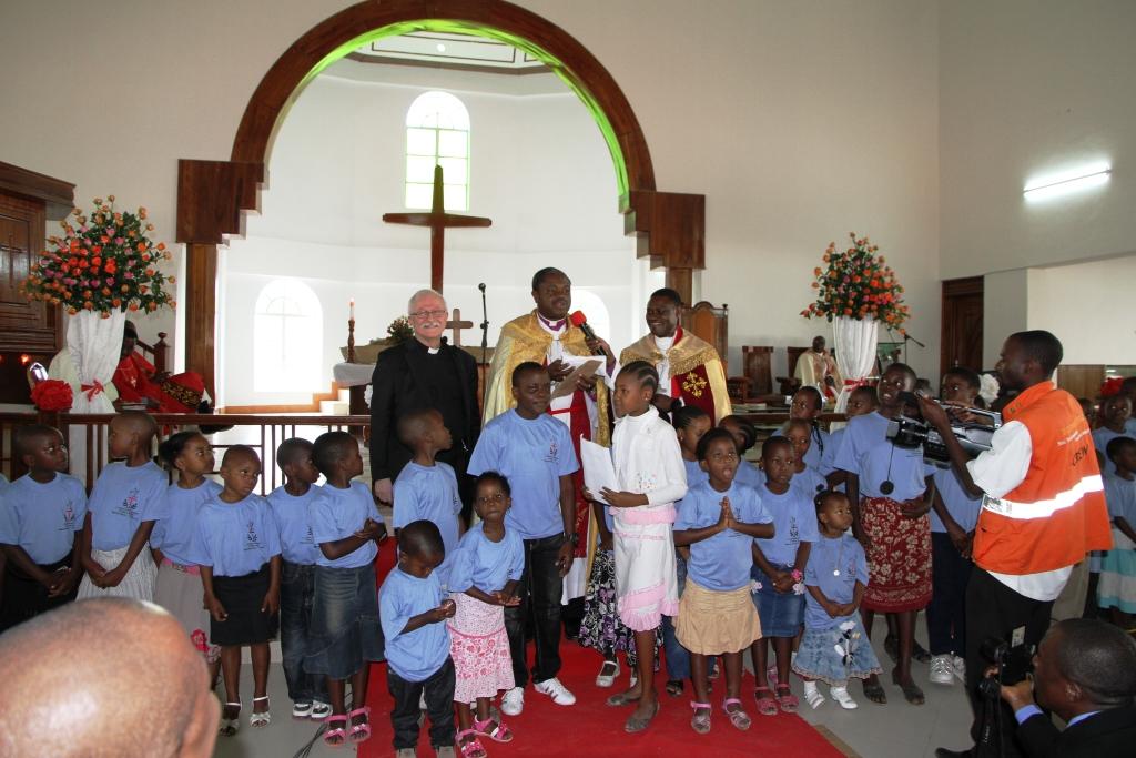 Mwanzassa juhlittiin paitsi hiippakunnan myös Lähetysseuran kanssa tehdyn yhteistyön 25-vuotisjuhlaa. Piispa Andrew Gulle (oik.) sai vieraakseen mm. Tansanian ev.lut. kirkon johtavan piispan