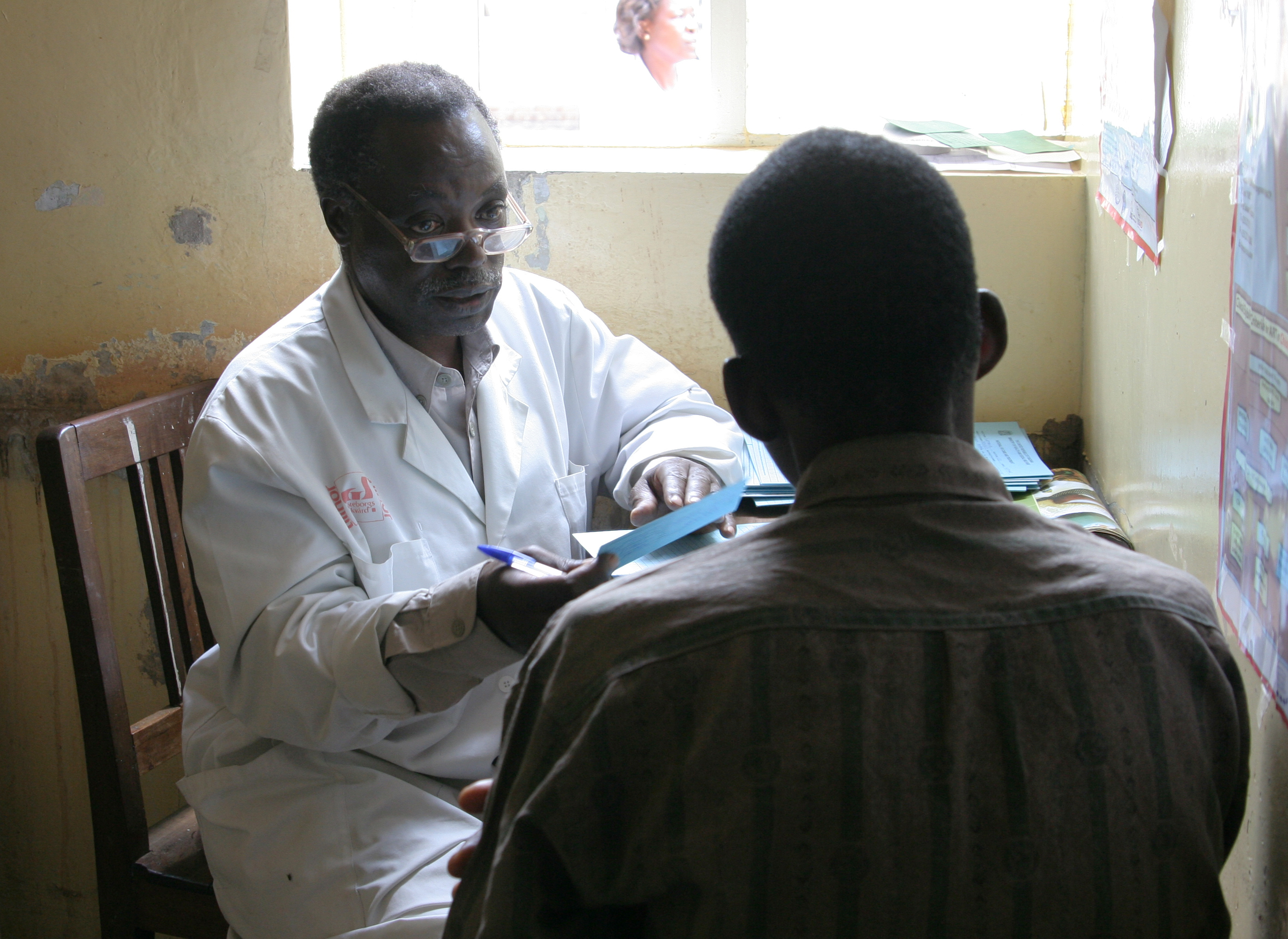 Ilembulan sairaala Lounais-Tansaniassa jakaa ilmaisia arv-lääkkeitä hiv-positiivisille. Sairaalan lääkäri