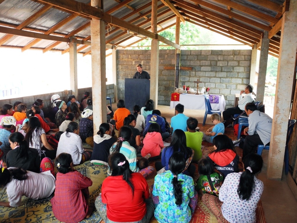 Pääsiäisjumalanpalvelus Napongin kylässä. Tomas Kolkka on saanut Thaimaan luterilaiselta kirkolta myös oikeuden jakaa ehtoollista. Jumalanpalveluksen jälkeen ihmiset lähtevät pelloilleen