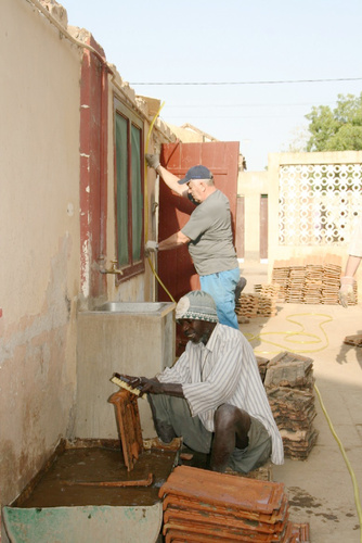 Herättäjä-Yhdistys on lähettänyt talkoolaisia Senegaliin vuodesta 2005. Waly Faye ja Erkki Lehtinen remontoivat yhdessä kirkon toimintakeskusta Fatickissa. Kuva Eeva Pöykkö