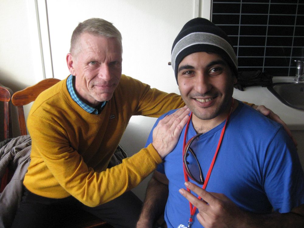 Juha Taanila ja irakilainen vapaaehtoinen Karim auttoivat turvapaikanhakijoita Kemissä.