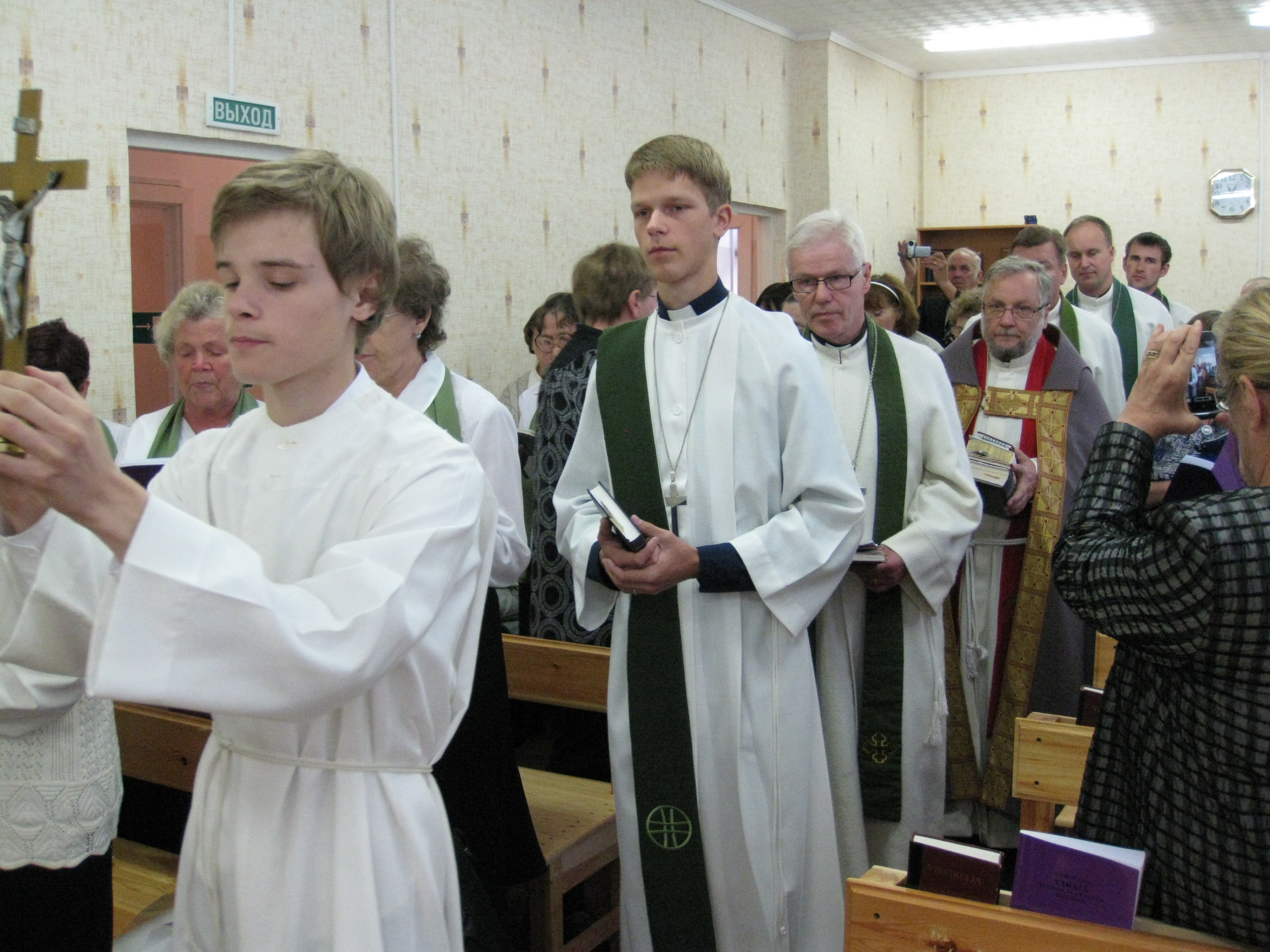 Kulkueen johti kirkkoon viime kesänä rippikoulun käynyt Vladislav Makarov
